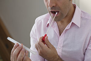 男人给唾液样本进行遗传测试，以确定他的胰腺癌风险。