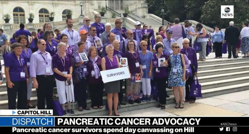 胰腺癌幸存者站在华盛顿州的国会山的步骤。