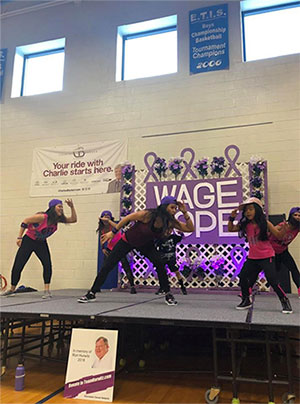 舞者们在一场以尊巴为主题的筹款活动中支持“紫色大步”，这是一场结束胰腺癌的步行活动