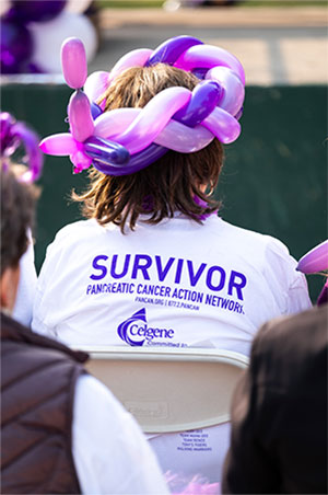 一位胰腺癌幸存者在萨克拉门托的5000公里步行中听其他幸存者的演讲
