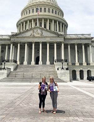 两个姐妹们倡导在国家胰腺癌倡导日的国会山的步骤