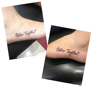 两姐妹脚上的纹身上写着“在一起更好”，还有胰腺癌倡导者