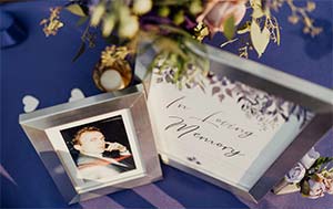 从胰腺癌传递的新娘的父亲框架照片显示在她的婚礼上