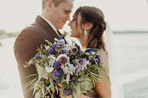 新娘和新郎与新娘花束与紫色花的胰腺癌意识