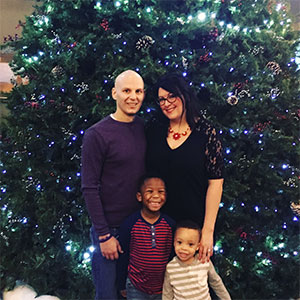 年轻的胰腺癌患者庆祝圣诞节与他的妻子和儿子在化疗期间