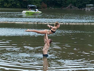 肮脏的舞蹈节的与会者试图从电影中重新加入着名的湖泊升降机