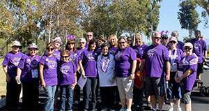 Lisa Kulok和Purpleastide Orange County的紫色十字军团队。