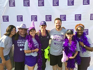 微笑的purplestide纳什维尔支持者聚集在步行中，以结束胰腺癌