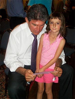 西弗吉尼亚州参议员Joe Manchin用胰腺癌倡导斯蒂芬妮圣蒂利作为孩子