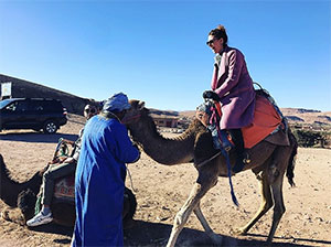 胰腺癌幸存者和表演者克里斯蒂娜海伦娜在骑骆驼时笑了休假