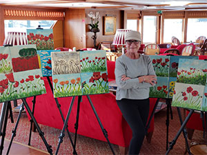 4阶段的胰腺癌幸存者与河流游船的绘画，她教