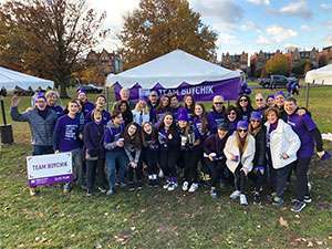 PanCAN和她的团队在费城的5K PurpleStride筹款活动中做志愿者