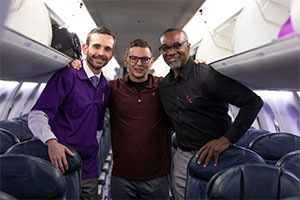 美国航空公司员工与胰腺癌幸存者和PanCAN支持者亚当·迪尔在一起