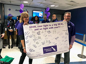 美国航空公司员工在纽约拉瓜迪亚机场支持胰腺癌幸存者