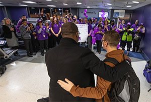 美国航空公司员工聚集在拉瓜迪亚机场支持胰腺癌幸存者