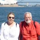 胰腺癌幸存者和他的伴侣在澳大利亚悉尼歌剧院前