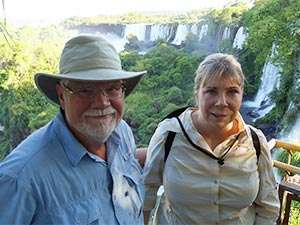 4期胰腺癌患者和他的伴侣在阿根廷伊瓜苏瀑布前