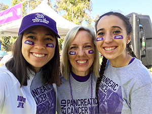 母亲和女儿参加PurpleStride步行，筹集资金以对抗胰腺癌