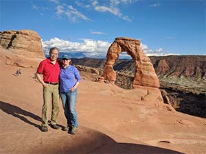 4期胰腺癌幸存者和他的妻子在犹他州沙漠国家公园度假