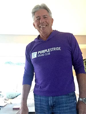 募捐者穿着purple estride t恤纪念死于胰腺癌的姐姐