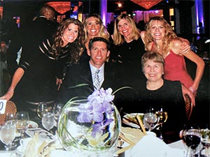 家人在PanCAN慈善晚会支持胰腺癌事业，以纪念挚爱的姐姐，女儿