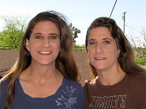 妹妹和PanCAN志愿者与她关心的姐姐作为胰腺癌幸存者