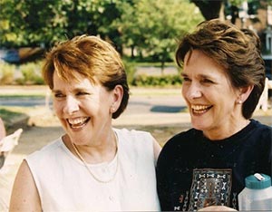 双胞胎姐妹和PanCAN志愿者一起欢笑，其中一人死于胰腺癌