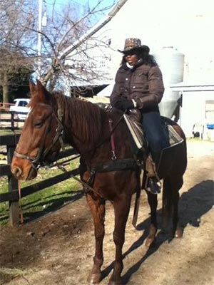 志愿者，长期胰腺癌幸存者和她的马