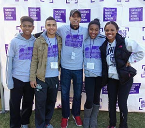 “紫跨”的志愿者领导与年轻的参与者一起对抗胰腺癌