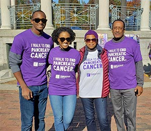 家人在PanCAN PurpleStride 5K步行支持患有胰腺癌的母亲