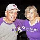 第四期胰腺癌幸存者和他的妻子穿着紫色的PanCAN t恤