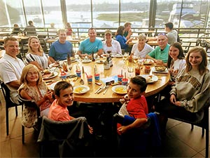 阶段IV胰腺癌幸存者幸存者在码头餐厅享用用餐