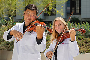 来自Cedars-Sinai的癌症研究员和肿瘤学家喜欢扮演小提琴