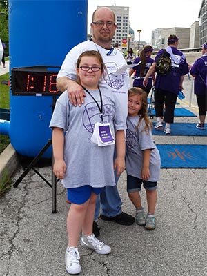 印第安纳州的汤姆·安德森和女儿们在PanCAN癌症行走