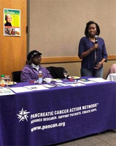 胰腺癌幸存者和她的女儿在健康博览会上发言，以提高意识