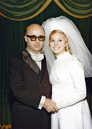 50年代的新娘和她的父亲。