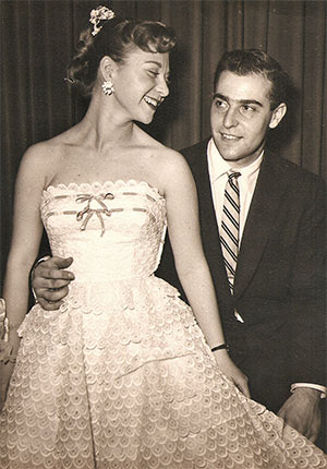 20世纪50年代，年轻男女身着正式服装参加毕业典礼。