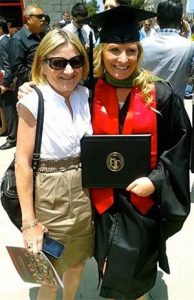 女儿和妈妈戴着大学毕业帽，穿着毕业服