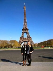 妈妈和女儿站在埃菲尔铁塔前