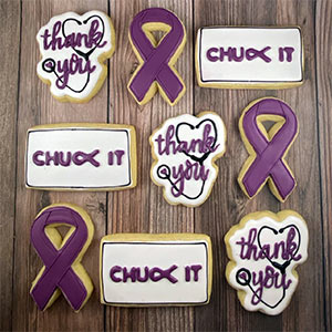 胰腺癌幸存者Chuck Paulausky结束治疗后，饼干上写着“扔掉它”