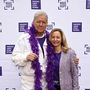 电视名人亚历克斯·特雷贝克与潘肯总裁兼首席执行官朱莉·弗莱什曼在PurpleStride活动上