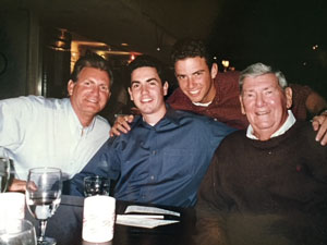 祖父，父亲和两个成人儿子的家庭照片在餐馆