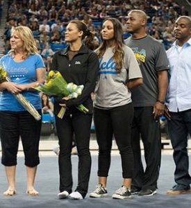 五口之家庆祝女儿在加州大学洛杉矶分校体操队比赛中的成功。