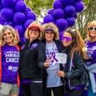 胰腺癌幸存者Reesa Levy在PanCAN的PurpleStride(中)
