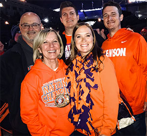 4阶段胰腺癌幸存者和她的家人支持克莱姆森大学足球队
