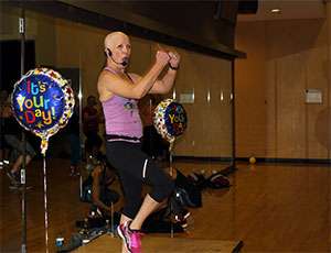 4阶段胰腺癌幸存者在她当地的YMCA教授一个跆拳道课程