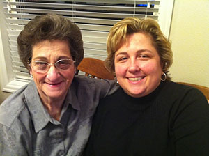 两个女人坐着摆姿势拍照。