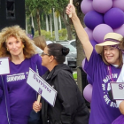 Reesa Levy(左)，胰腺癌幸存者，在PanCAN PurpleStride 2022