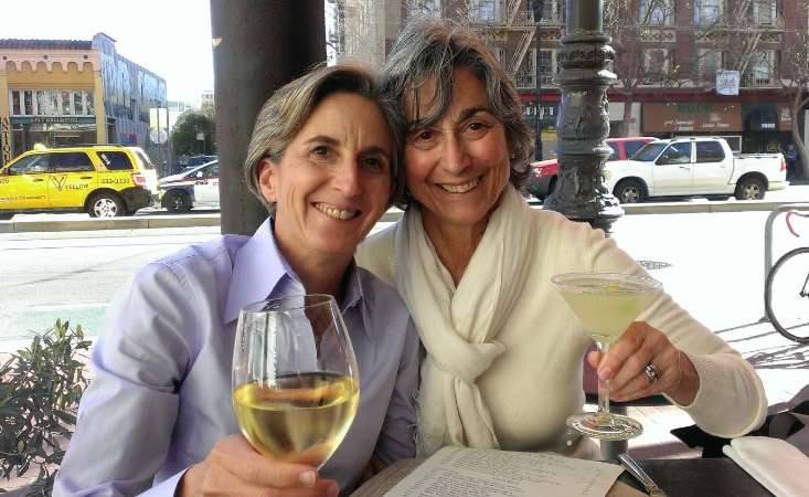 Linda Amuso(左派)和Susan Lombardi结婚日,旧金山