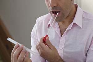 一名男子将唾液样本用于基因检测，以确定他患胰腺癌的风险。